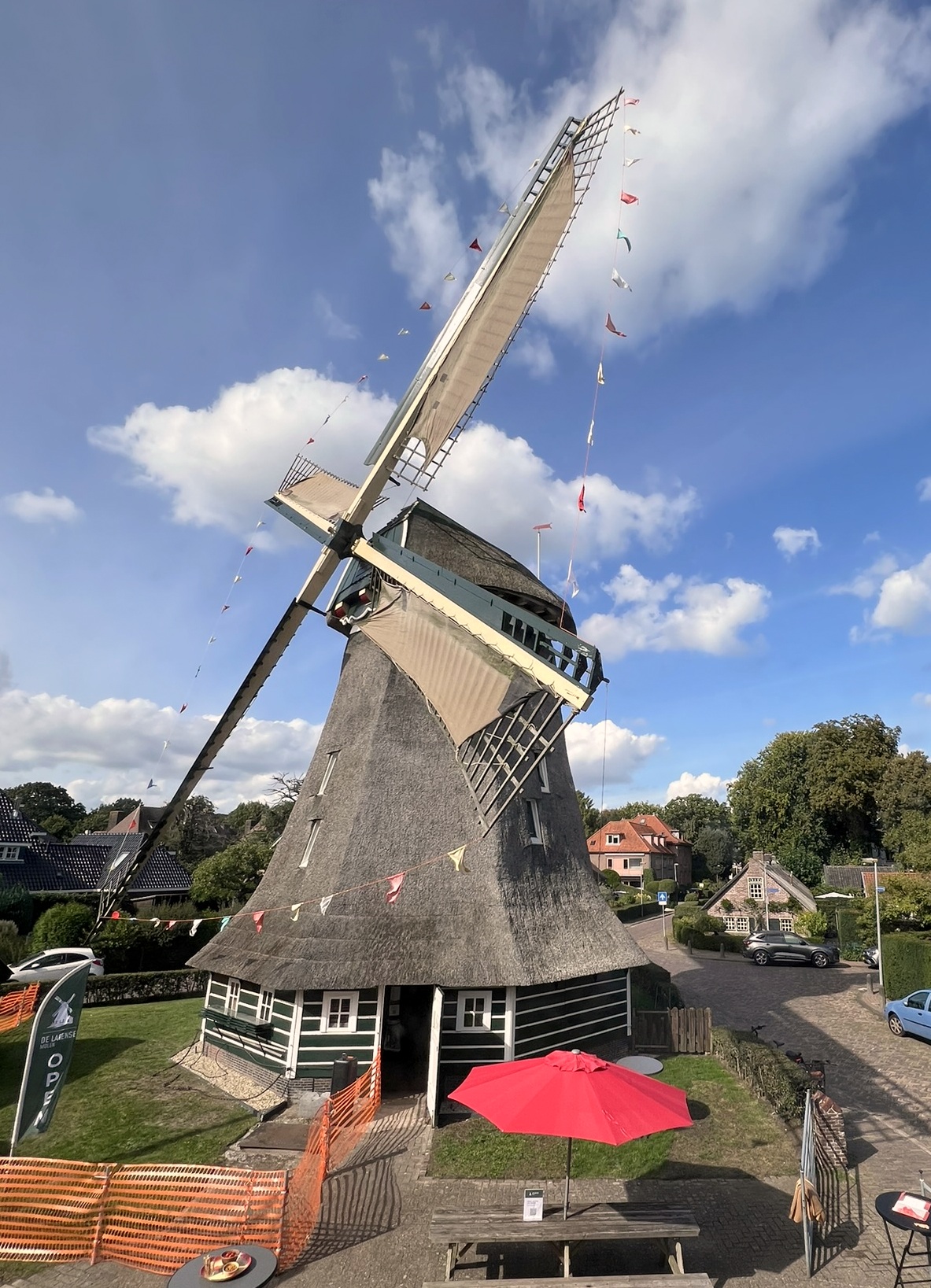 De Larense molen onder een Hollandse wolkenlucht in het centrum van Laren (NH)